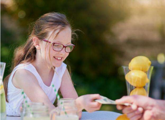 父母該不該告訴孩子家裡不富裕？睿智的父母懂得這樣引導孩子