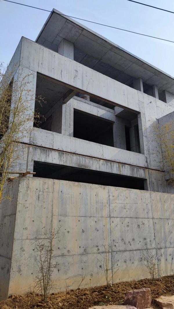 小山村發現有錢人豪宅