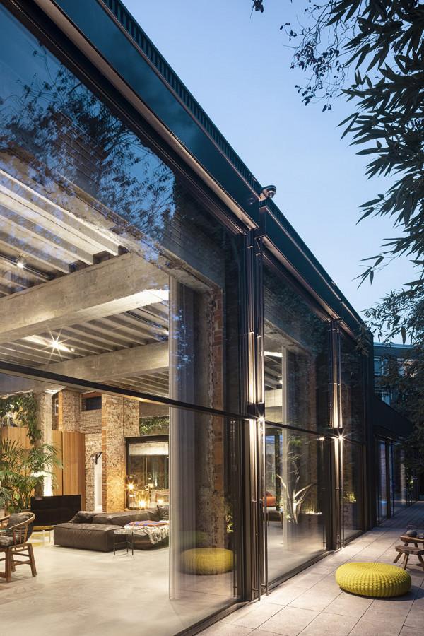 破舊的體育大樓改造成私人住宅:新與舊的碰撞 破舊的體育大樓改造成私人住宅:新與舊的碰撞