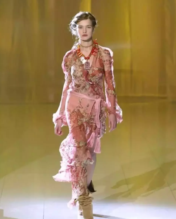 水果妹頭婚嫁貴族，二婚帶3娃嫁LV太子爺，39歲的她穿紅裙多美