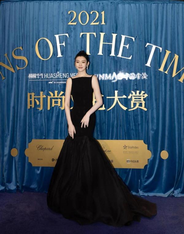 Kendall Jenner聖誕節戰袍奚夢瑤同款Carolina herrera 2021春夏系列