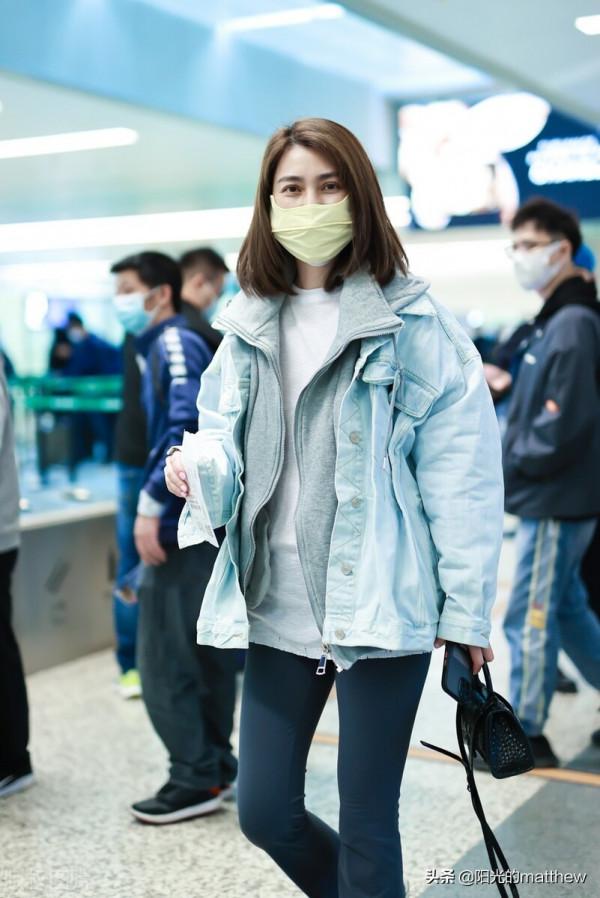 街拍:洪欣藍灰色牛仔拼接夾棉外套+深灰色喇叭褲+單肩包休閒簡約 街拍:洪欣藍灰色牛仔拼接夾棉外套+深灰色喇叭褲+單肩包休閒簡約