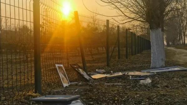 也曾相約白首，因何又中道崩殂