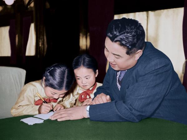 朝鮮圖片展：金日成與兒童們在一起