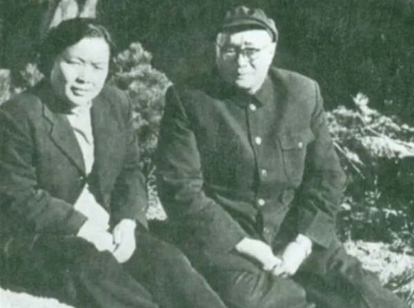 劉伯承失去右眼，右腿殘疾，低谷時被兒子出賣，歷經磨難成就軍神