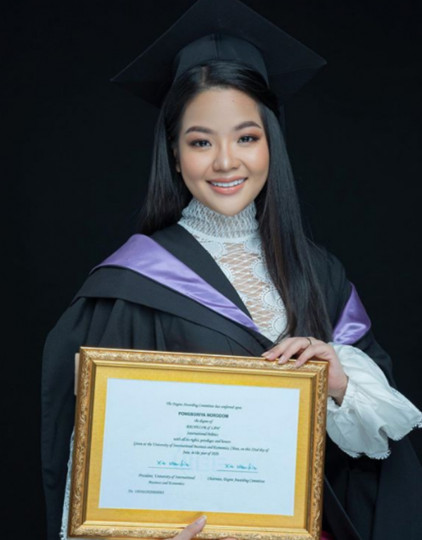 25歲柬埔寨公主：笑容甜美曬中國大學畢業證，站莫尼列身邊真乖巧