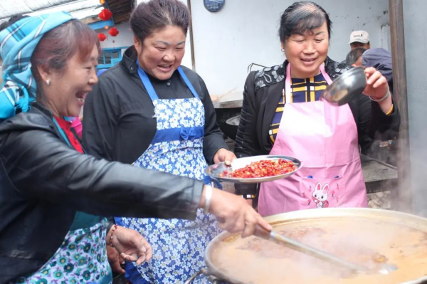 新疆巴里坤農村“流水席”,看一眼就流口水 新疆巴里坤農村“流水席”,看一眼就流口水