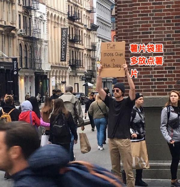 美國小哥一臉嚴肅,舉牌吐槽生活中的小事,非常有共鳴了 美國小哥一臉嚴肅,舉牌吐槽生活中的小事,非常有共鳴了