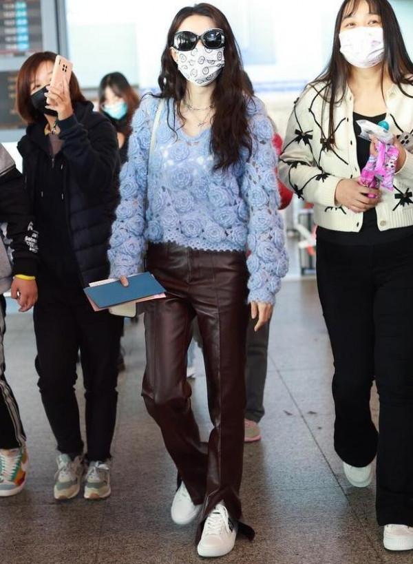 徐璐不愧是衣架子,穿皮褲秀美腿輕鬆自然,鏤空毛衣溫柔時髦 徐璐不愧是衣架子,穿皮褲秀美腿輕鬆自然,鏤空毛衣溫柔時髦