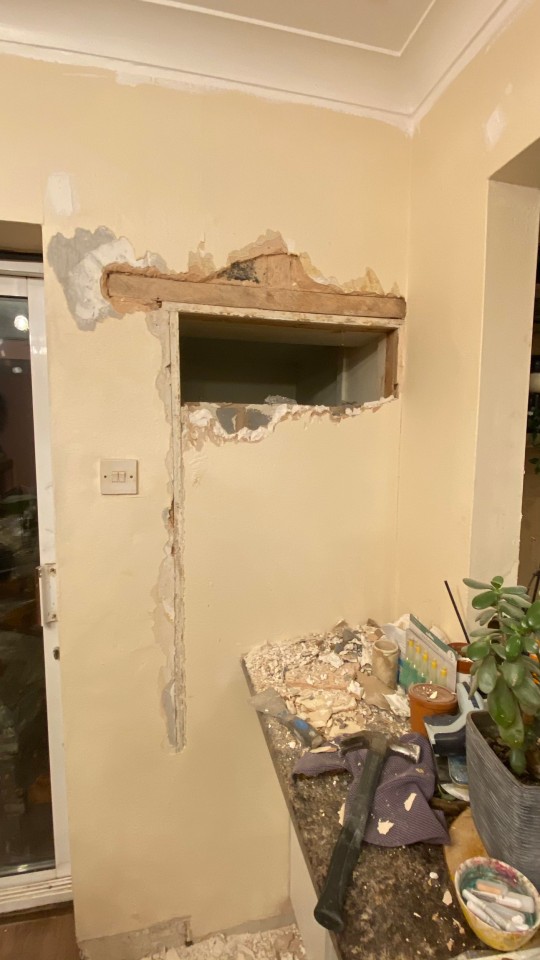 英國夫婦翻新房子，敲開牆面，發現後面還有一個房間