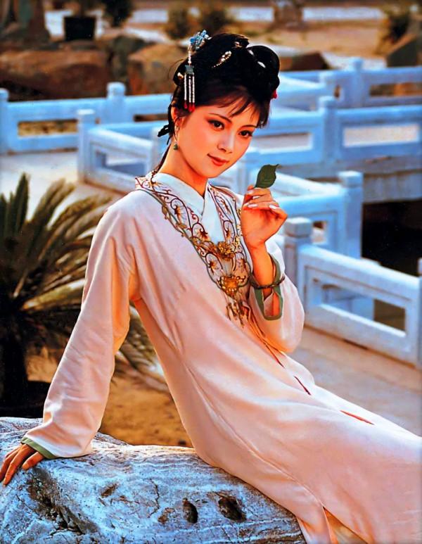 別人演“大家閨秀”只是像，她們簡直就是名門大小姐本人