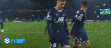 領袖風範！姆巴佩賽後招呼隊友手拉手一起謝場