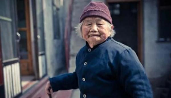 83歲老太毒殺46歲智障兒子，兒子停止呼吸後主動自首：我養不動了