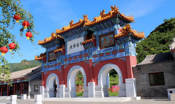 因山頂形似古代女孩頭上的丫髻，故名丫髻山