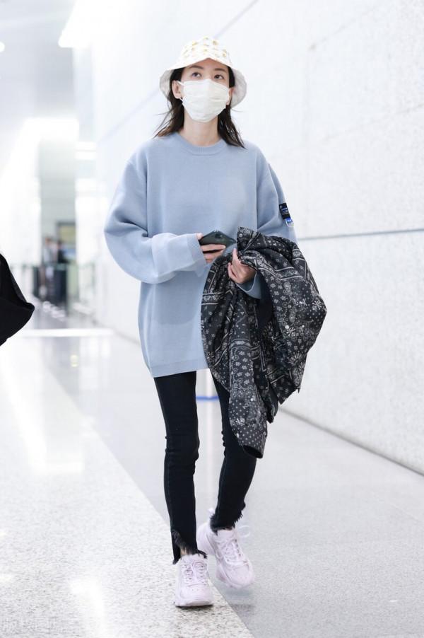 於文文穿灰色衛衣搭配黑色緊身褲,腳踩白色運動鞋隨性休閒 於文文穿灰色衛衣搭配黑色緊身褲,腳踩白色運動鞋隨性休閒