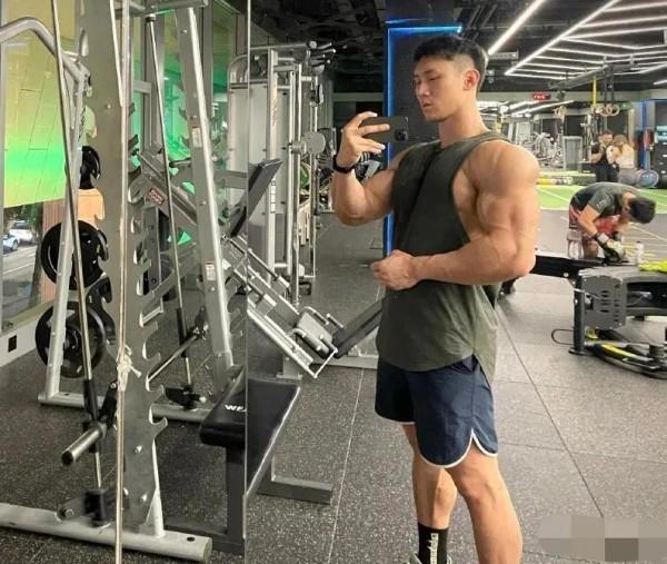 一米八的健身冠軍,肌肉確實不一般.... 一米八的健身冠軍,肌肉確實不一般....