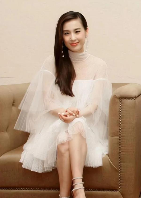 當初嫁給低調的百億富豪被罵，如今的黃聖依美麗漂亮洋氣高階