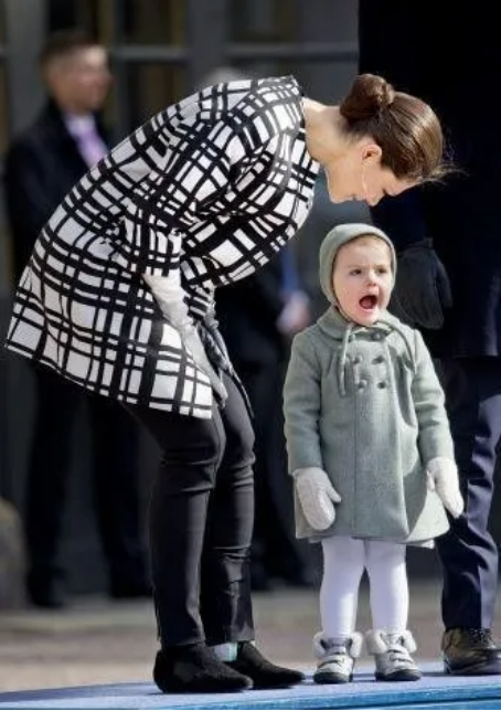 “未來女王”艾斯黛拉：和母親開創女王時代，卻因父親被國民指責