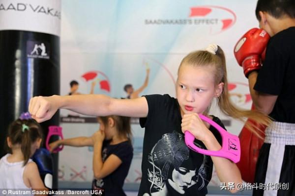 5年過去，那個徒手打斷樺樹的女孩，已經可以手撕鐵門了