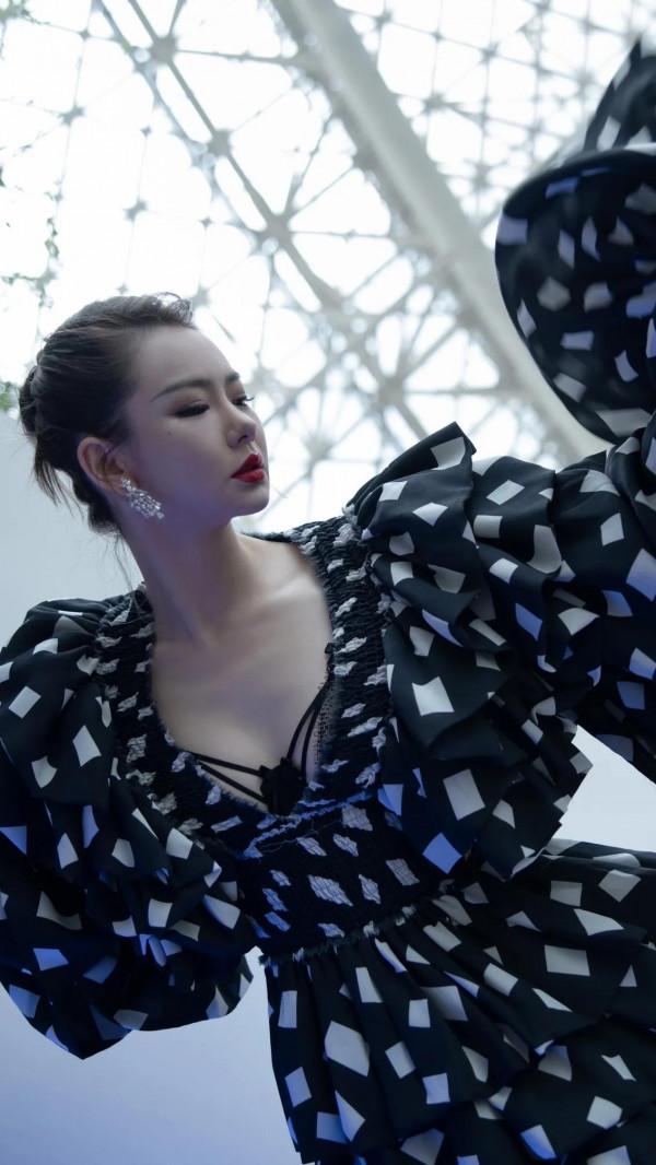 戚薇，冷豔女王