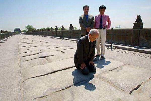 日本老兵來華謝罪，在一女子墓前下跪，說：為了她我打仗都放空槍