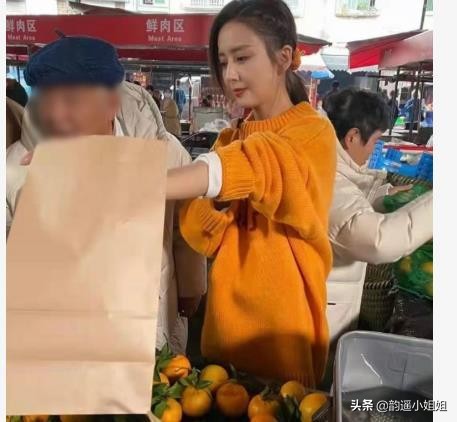 47歲黃渤現身小鎮菜市場，賣橙子動作熟練，佟麗婭生圖氣質太出眾