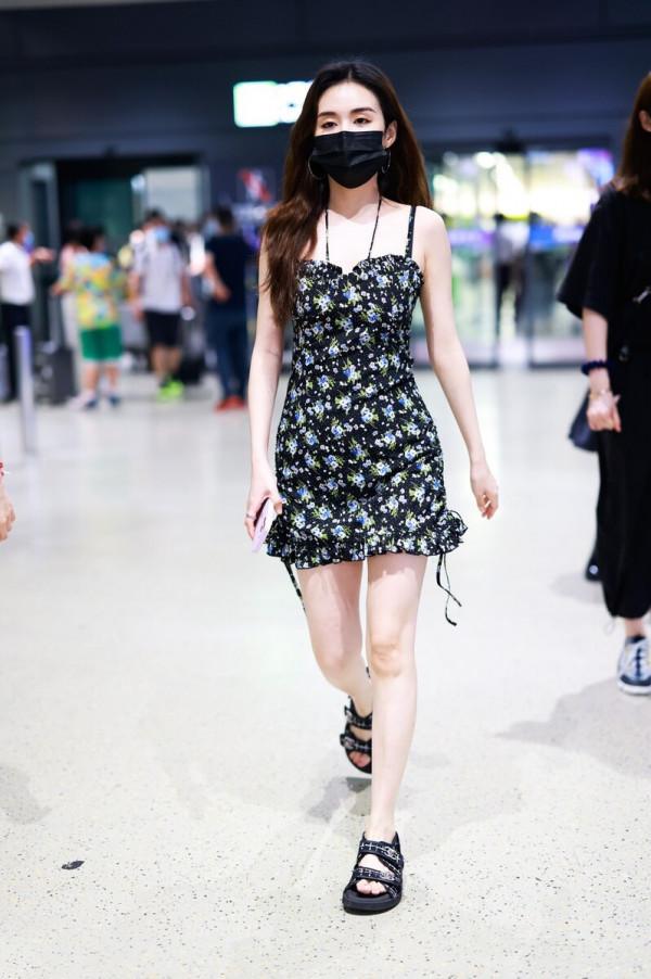 鄭合惠子這樣穿真養眼，吊帶衫+格子褲文藝隨和，還打造出好身材