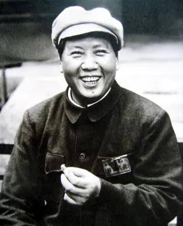 毛主席姓毛，彭德懷姓彭，為何毛主席說他倆都姓石，是兩塊石頭？