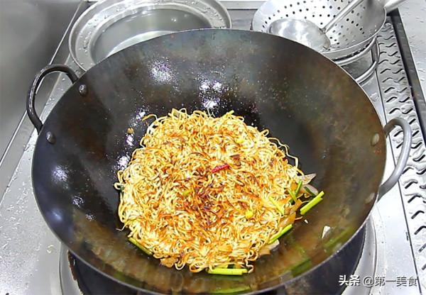 飯店都買不到的“河南炒麵條”，這個做法不粘鍋不糊底，勁道焦香