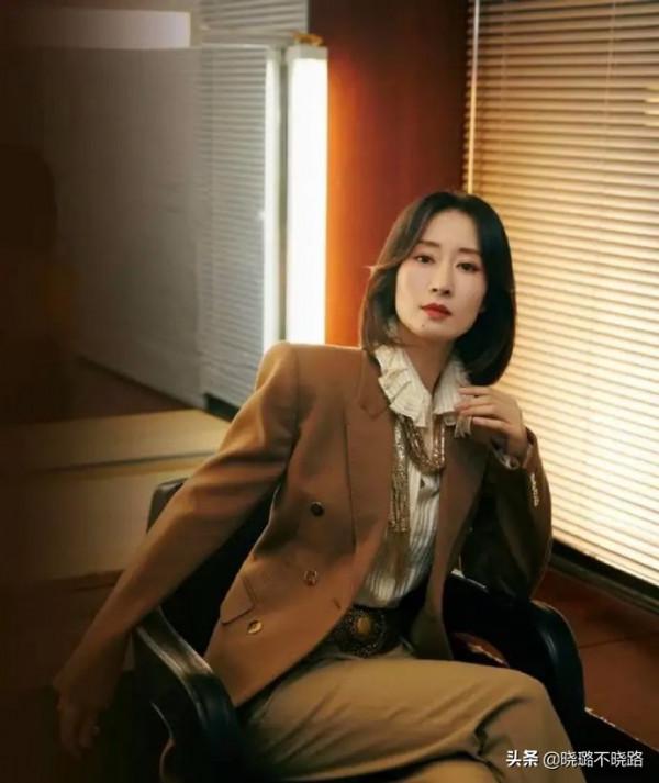 陳數帶火了一種穿法，叫“西裝+煙管褲”，很適合四五十歲的女人