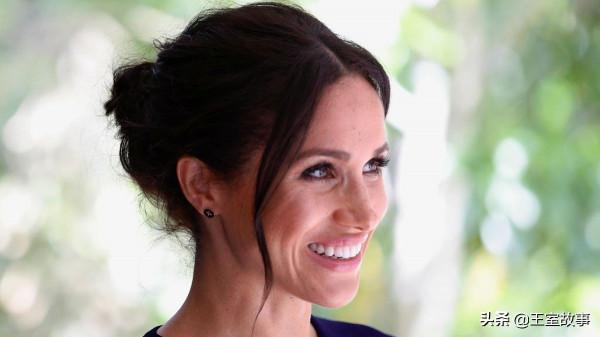 梅根穿白色連體褲霸氣亮相,哈里王子就像是她的小跟班 梅根穿白色連體褲霸氣亮相,哈里王子就像是她的小跟班