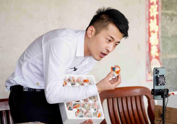 辛巴爆料眾網紅酒後醜態，散打哥與老方丈起衝突，二驢現場掉眼淚