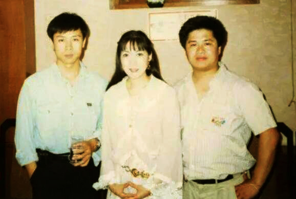 “凍齡男神”胡亞捷：曾與妻子四處租房住，三世同堂最幸福