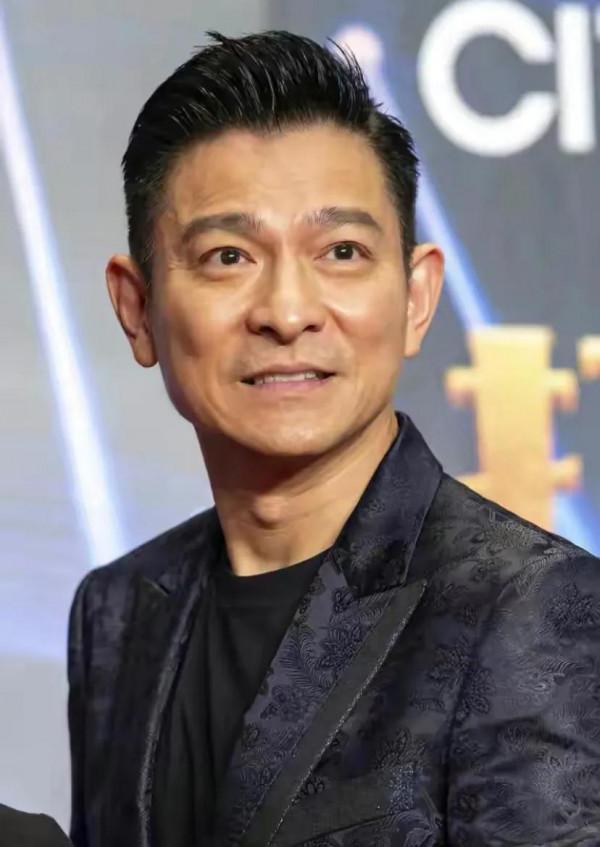 《天王劉德華魅力四射，私底下人品善良正直，難怪他火了那麼久》