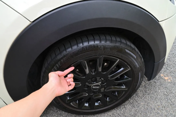 1.2萬公里準新MINI COOPER，顏值爆表，勁省6萬