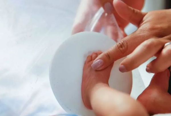 為何新生兒要在醫院“按腳印”？醫生不會明說，新手爸媽卻要知道