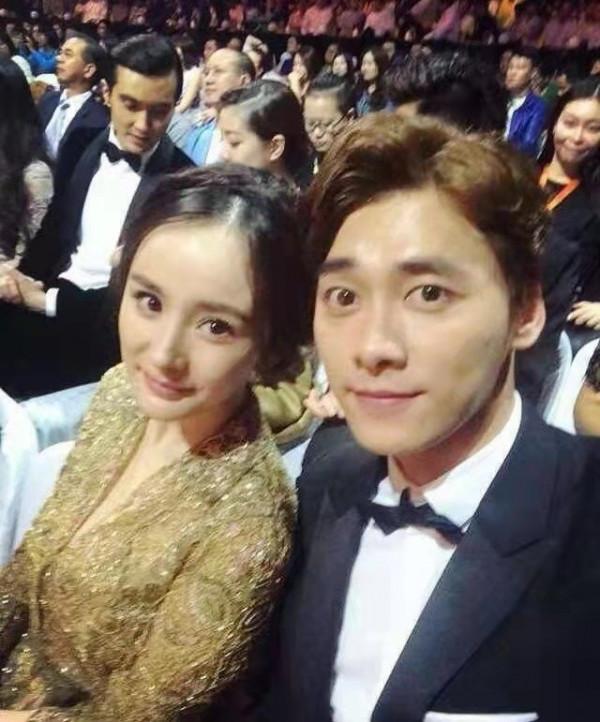 楊冪走溫婉路線意外驚豔！盤發穿金色刺繡裙變豪門千金，眼睛好靈