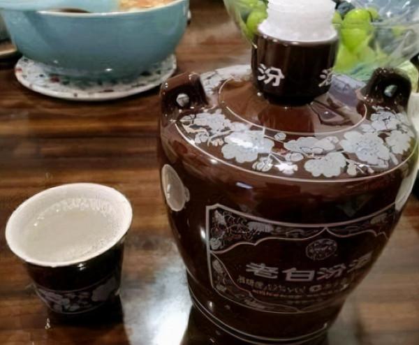 酒友公認最好喝的5款白酒，個個都是純糧經典，老酒民成箱往家搬