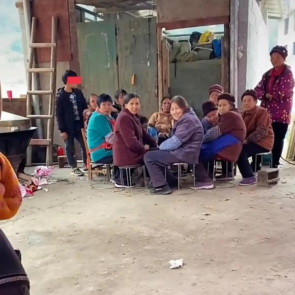 光宗耀祖，還是身敗名裂？廣西一女生回家吃席，慘遭大媽集體圍觀