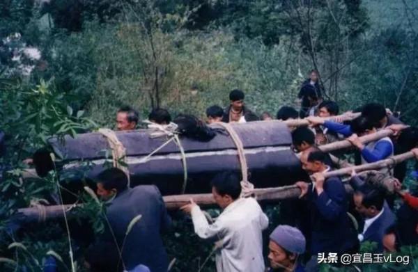 民間喪葬文化：為何棺材下葬途中不能落地？並非迷信，有科學依據