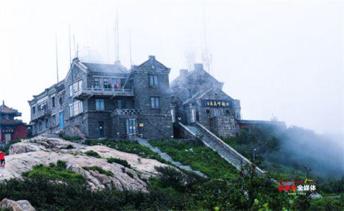 雲霧中登泰山，仿入幻境