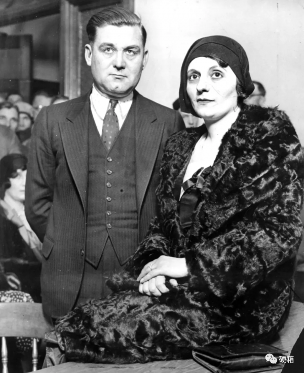 有一幫人,他們喜歡把湯普森衝鋒槍藏在琴盒裡 有一幫人,他們喜歡把湯普森衝鋒槍藏在琴盒裡