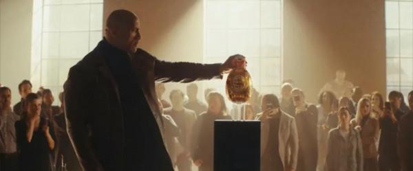 穿高衩裙光腳打架、徒手扒飛機，這部耗資超12億的大爽片，好過癮