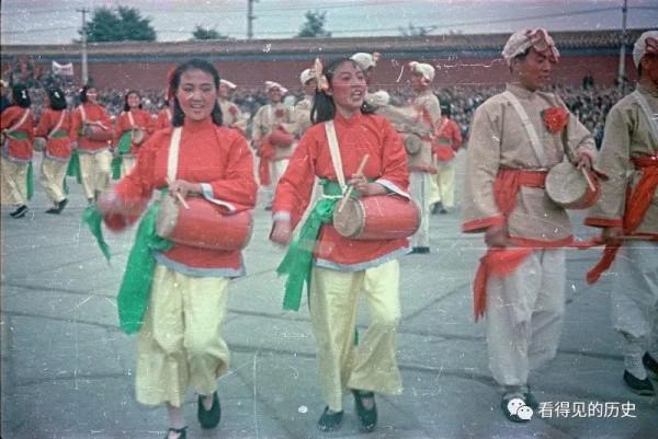 彩色老照片 1949年開國大典 天安門廣場上扭起了大秧歌