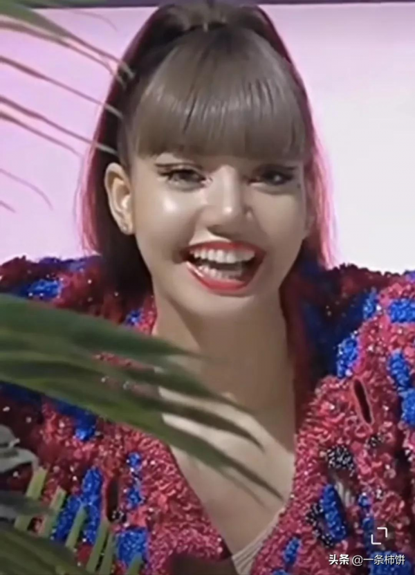 &quot;人間芭比&quot;lisa迴歸翻車,妝容油膩造型迷惑酷似吳莫愁!蘋果肌嚇人