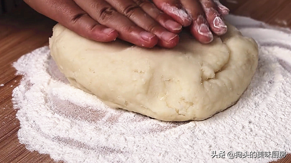 油炸糕總是做不好，大廚教你一招，鼓大泡又酥脆，保證不開裂