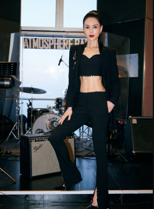 女明星的紅毯內卷又來了，別人露胳膊露腿，她卻別出心裁