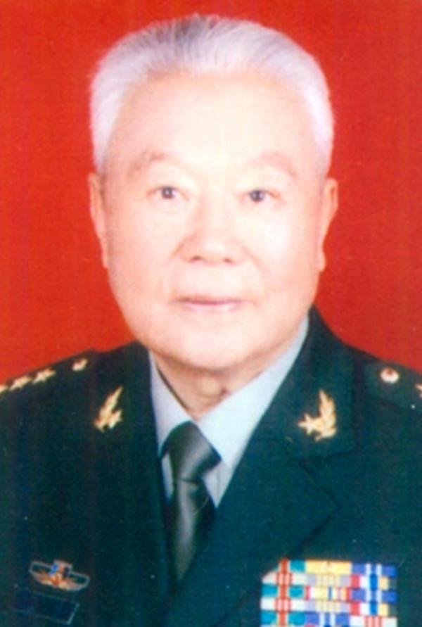 21集團軍的首任軍長，63歲升上將，曾經兩度接替傅全有的職務
