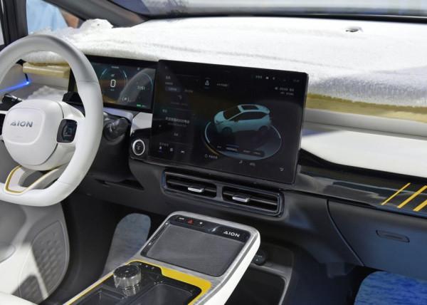 這臺AION Y一箭雙鵰：既能比比賽道，又能開敞篷拉風！