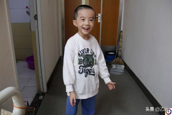 女子懷孕7個月摔跤導致早產，孩子出生僅1.35斤，數次手術求活命